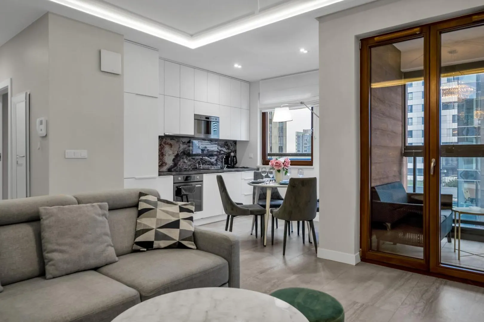 Wola Apartment - 9Th Floor, Parking & Balcony - By Rentujemy 华沙